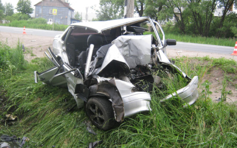 Троих выковыривали из салона: подробности жуткого ДТП на трассе под Ярославлем
