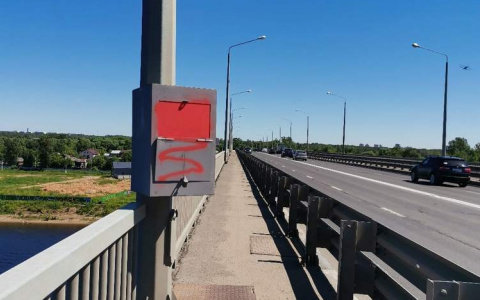 "Народные мстители" закрасили камеру-ловушку на Октябрьском мосту