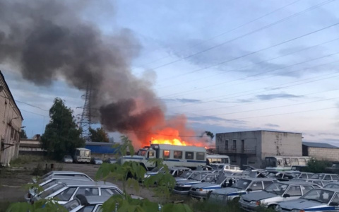 Столб черного дыма в Брагино: что горит