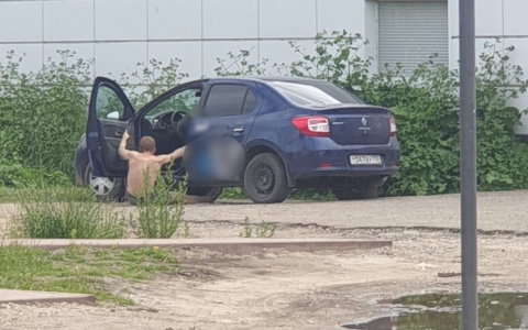 Полуголый таксист выпал из авто в Ярославле. Кадры