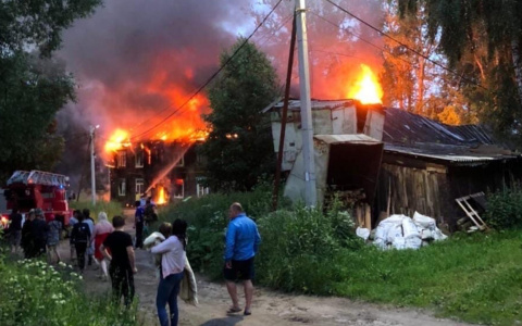 «Проколол легкое»: ребенок выпрыгнул из окна горящего дома под Ярославлем. Кадры
