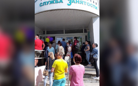 "Толкутся, как селедки": огромная очередь на биржу труда выстроилась в Ярославле
