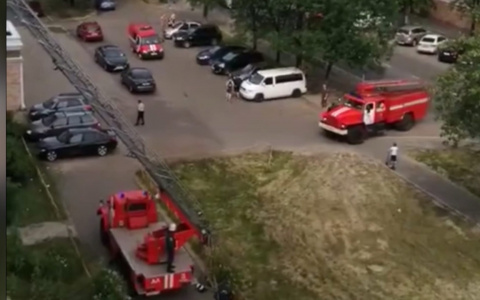 Четыре пожарные машины окружили дом: что горит в Ярославле