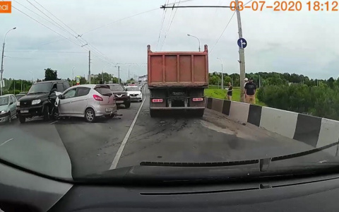 Машины всмятку: в массовом ДТП под Ярославлем пострадал семилетний мальчик