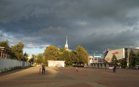 Не болтайте по телефону: МЧС предупреждает ярославцев о надвигающейся грозе