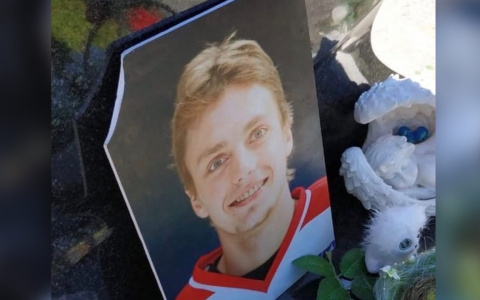 Боль и слезы родителей: кто разбил плиту на могиле Ткаченко