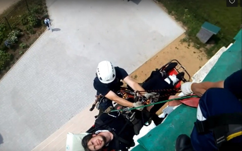 Священник переломался на высоте 26 метров: видео с места ЧП под Ярославлем
