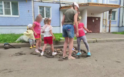 Ямы латают дети: в Ярославле жильцов заставили платить за ремонт выбоин во дворах
