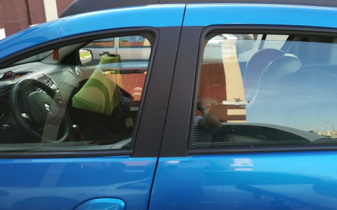 В Ярославле мать бросила в 30-градусную жару двоих малышей в запертой машине