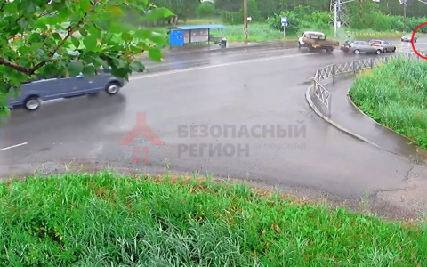 Люди с криками разбегались в стороны: газель кузовом сшибла два авто в Ярославле.Видео