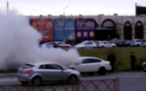 "Ужас! Как можно проезжать мимо?": у ТЦ в Брагино на ходу загорелась машина. Видео