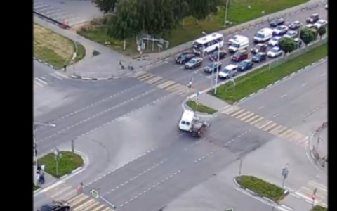 "Жуть, конечно": в Ярославле скорая с младенцем попала в ДТП. Видео