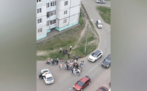 Разбился насмерть: малыш выпал из окна под Ярославлем
