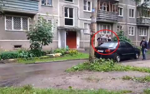 «Эй ты, иди сюда»: разборки соседей в Брагино попали в Сеть. Видео