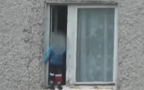 Увезли на реанимации: в Ярославле дети выпали из окон из-за пьяных родителей