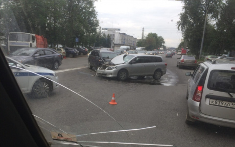 Двойная сплошная не помогла: жесткое ДТП стало причиной пробки в Ярославле