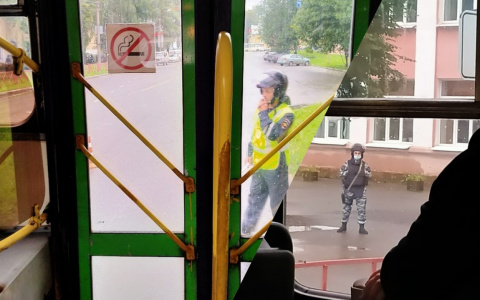 ОМОН разворачивает автобусы у школы: что случилось в Ярославле