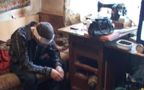 Прятал безумный взгляд под бинтом: опасного ярославца взяли с поличным на квартире в Брагино