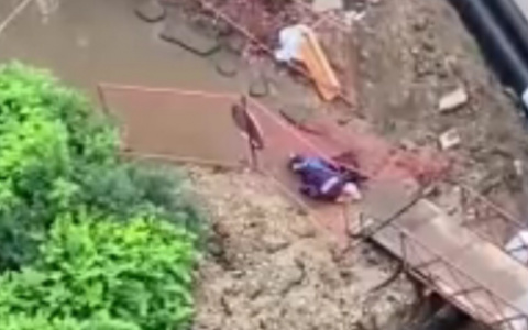 Лицом упал в грязь: шок-видео пути домой из Брагино снял ярославец