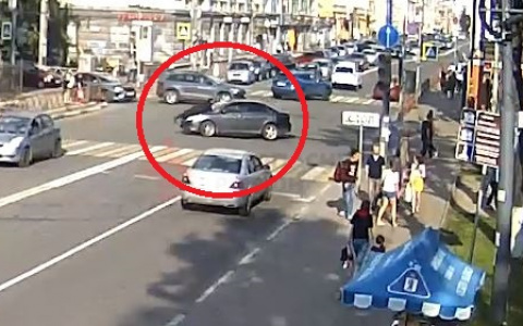 Давил прохожих с человеком на капоте: видео бегства отца, бросившего троих дочерей в Ярославле