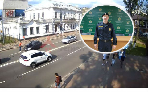 Провез на капоте сотню метров: приставы рассказали об инциденте в центре Ярославля