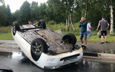 Уцелевшие сидели на траве: шок-ДТП с перевернутым авто произошло на Фрунзе