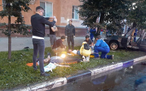 "Когда девушку вытаскивали, током било": машину намотало на столб на улице Свободы. Кадры