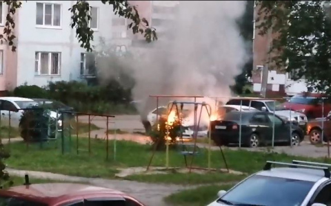 Авто вспыхнули за секунды: подробности ночного ЧП за Волгой. Видео