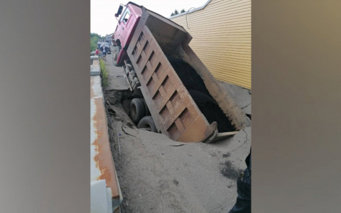 В Ярославле КАМАЗ провалился под землю.Видео