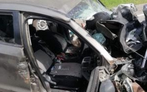 Кузов разорвало от удара: подробности ДТП под Ярославлем