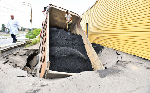 Ушел под землю за секунды: причину провала грузовика назвали в мэрии Ярославля