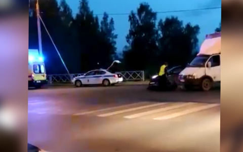 Осколки байка разбросало по дороге: видео страшного ДТП в Ярославле