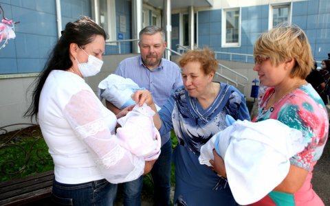 В Ярославле родившая тройняшек педагог университета получит миллион