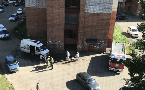 Лежал в лужах крови: в Рыбинске мужчина выпал из окна