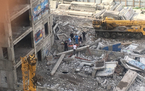 Голова торчала из-под бетонной плиты: ярославец сорвался с высотки в Брагино. Кадры