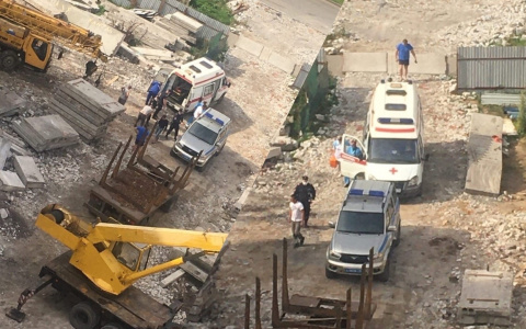 Сорвался вниз вместе с плитой: следователи рассказали о ЧП в Брагино