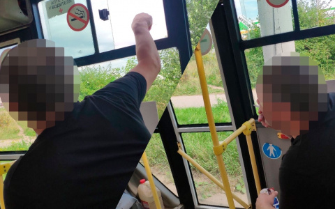 Делал это на глазах у всех: за что ярославцы пытались вышвырнуть пассажира из маршрутки