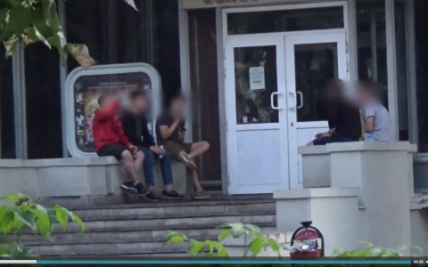Застали за непристойным занятием у детской площадки: видео облавы на подростков в Ярославле