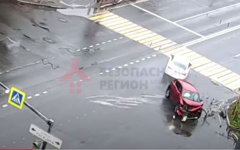 Авто разлетелось на части: в сети появилось видео жесткой аварии в Ярославле