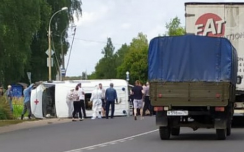 Из затылка сочилась кровь: под Ярославлем машина скорой влетела в столб