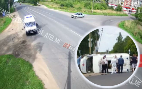 "Все лицо было в крови": в сеть выложили видео ДТП со скорой в Рыбинске