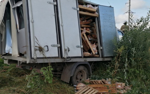 «Газель» с хлебом перевернулась под Ярославлем: подробности
