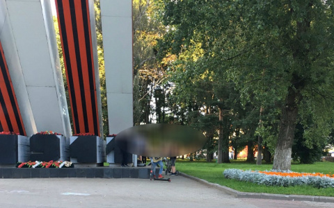 "Им должно быть стыдно": ярославцы о подростках, превративших мемориал в площадку для игр