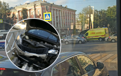 Авто раздробило от удара: водители жалуются на опасный перекресток в Ярославле