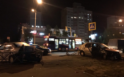 Авто в "щепки": авария на Фрунзе попала на камеры в Ярославле