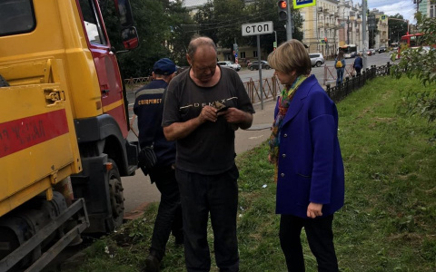 В центре Ярославля выдирают из земли чугунный забор: что произошло
