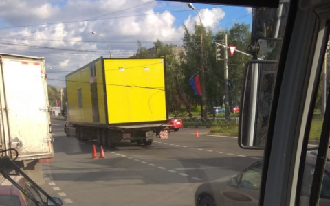 Фура снесла троллейбусные провода: водители предупредили о пробке в Ярославле