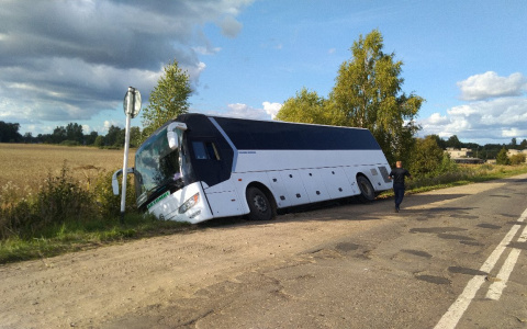 Под Ярославлем автобус опрокинулся вместе с пассажирами: первые подробности