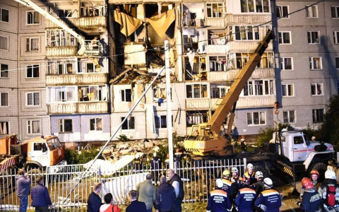 "Вылетела из окна вместе с плитой": репортаж с места взрыва на Батова