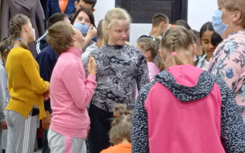 "Я всю жизнь мечтала о платье": воспитанники детского дома о первом походе в магазин в Ярославле